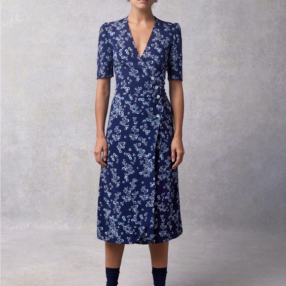 Mid-length wrap dress. - Picture 3 of 10